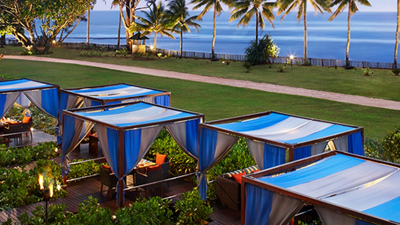 a resort dining area beside sea; image used for HSBC Sri Lanka credit card local holiday offer page