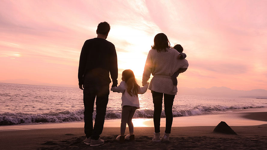 family on beach; image used for HSBC LK Premier travel and leisure offer page