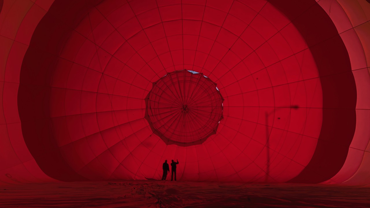 mass affluent inside hot air balloon; image used for HSBC Sri Lanka borderless banking page