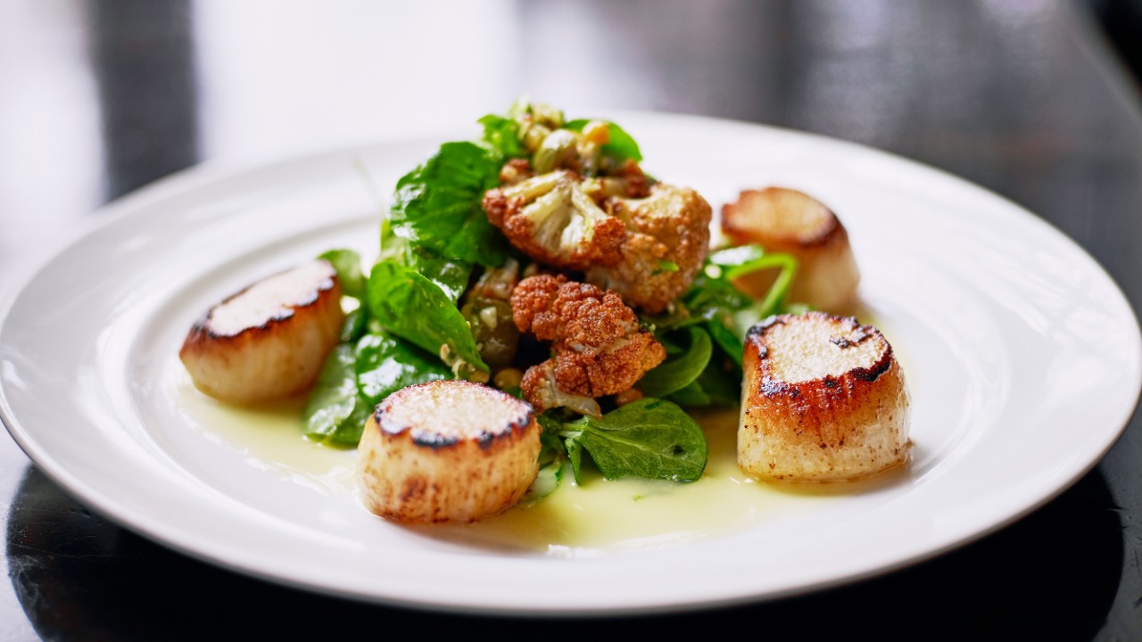 Seared scallops with spinach and cauliflowers; image used for HSBC Sri Lanka Premier Offers Wine and Dine page