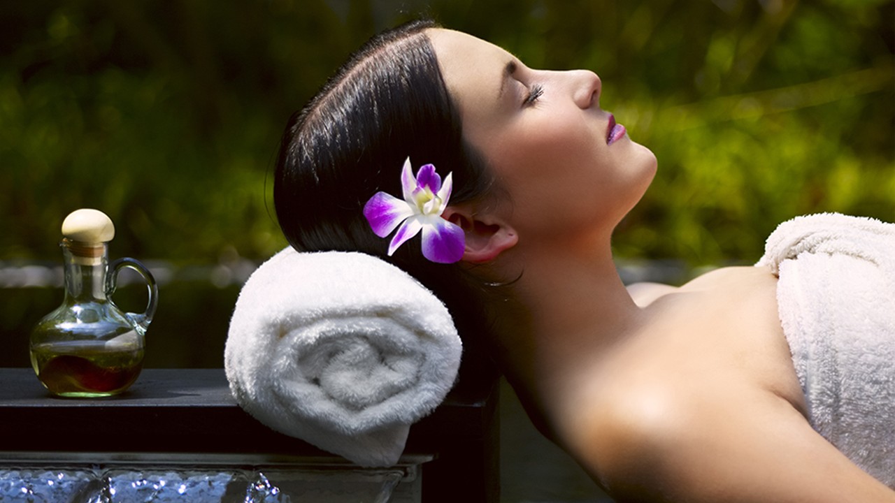Woman enjoying massage; image used for HSBC Sri Lanka Premier Offers Health and Beauty page